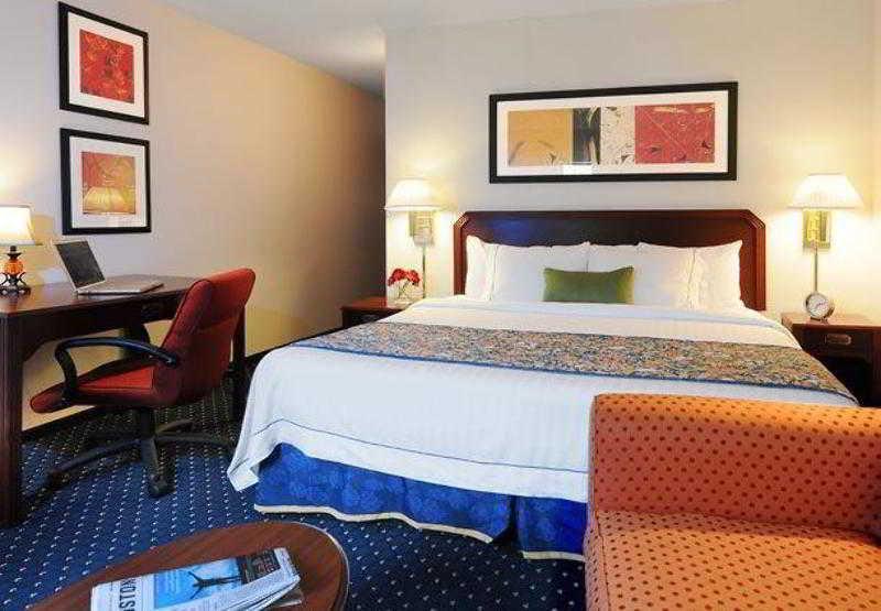 Courtyard By Marriott Houston Hobby Airport Hotel Стая снимка