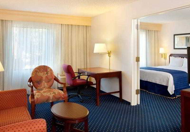Courtyard By Marriott Houston Hobby Airport Hotel Стая снимка