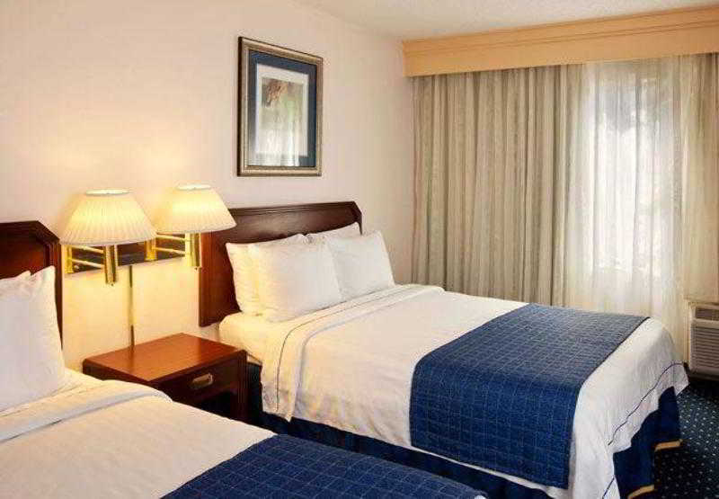 Courtyard By Marriott Houston Hobby Airport Hotel Екстериор снимка